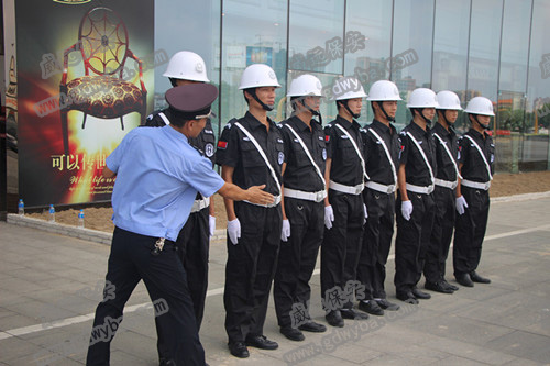 驚魂！男子當(dāng)街搶小孩被東莞長(zhǎng)安保安服務(wù)的小區(qū)保安制服