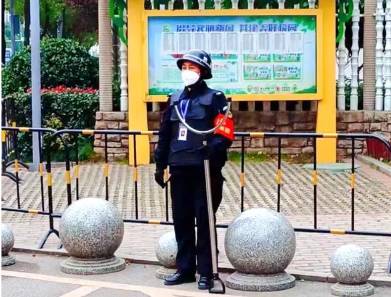 保安大姐上班護(hù)學(xué)站崗，下班穿著旗袍去“追夢”